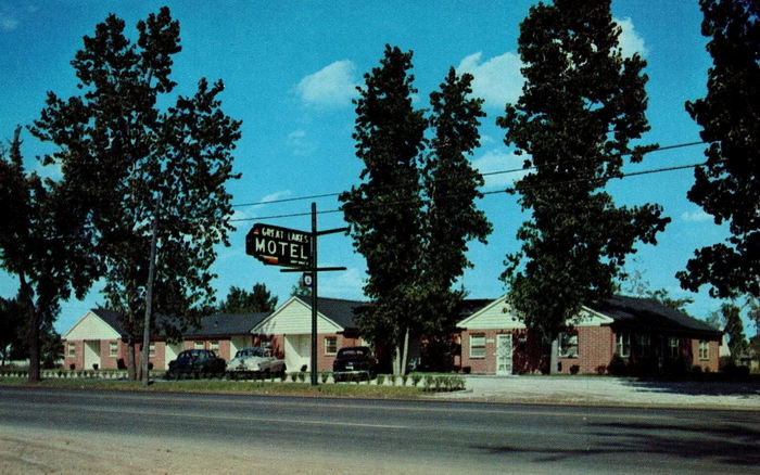 Great Lakes Motel - Old Postcard View (newer photo)